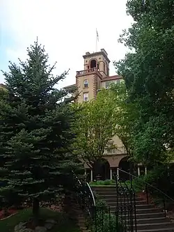 Teilansicht des hinter Bäumen verdeckten Hotel Colorado