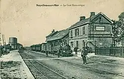 Kleinbahnhof mit Meterspurzug – die Gebäude wurden von beiden Bahnen genutzt (vor 1914)