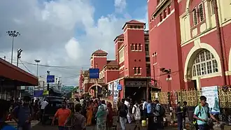 Nach einer langen Zugfahrt findet sich Saroo in Kalkutta wieder, wo der Film zu Beginn gedreht wurde