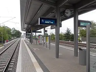 Mittelbahnsteig zwischen den S-Bahn-Gleisen, rechts die Fernbahngleise (2014)