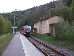 Eingleisiger Haltepunkt Ditters­dorf mit Zug der Erz­gebirgs­bahn (2016)
