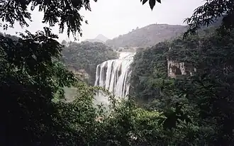 Ansicht des Huangguoshu-Wasserfalls von und über dem Fluss