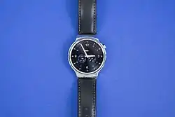 Erstes Modell, silberne Ausführung mit Lederband.