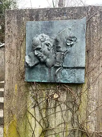 Kurt Huber mit Rose als Relief in Gräfelfing