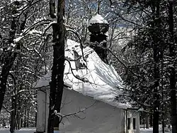 Rückseite Hubertuskapelle im Winter, 2011 (rechts: mit Hanauer Stein hinten rechts)