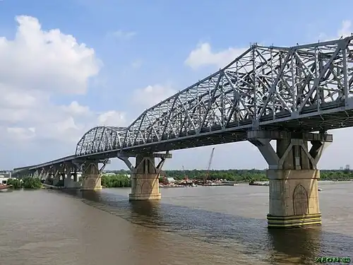 Verbreiterte Fachwerkträger auf den neuen Stahlrahmen der Pfeiler (2013)