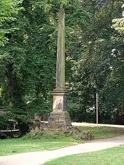 Der Hundestein, ein ca. 12 m hoher Obelisk (2018)