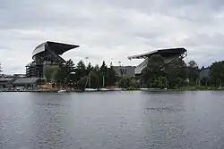 Das umgebaute Stadion vom Lake Washington aus gesehen (2015)