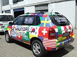 Hyundai Tucson Fan-Shuttle mit den Flaggen aller teilnehmenden Länder