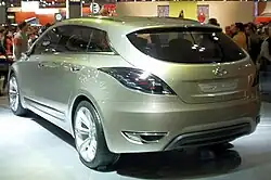 Die Heckklappe öffnet nach Art einer Fließhecklimousine und reicht weit in das Dach hinein.