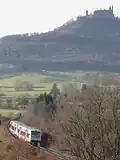 Regionalbahn unterhalb der Burg Hohenzollern bei Hechingen