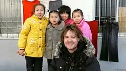 Inigo Westmeier mit drei Protagonistinnen bei Dreharbeiten zu Drachenmädchen