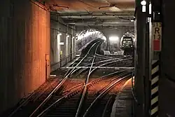 Dreigleisige Kehranlage der Grundstrecke A der U-Bahn Frankfurt (M) im Bahnhof Frankfurt (M) Süd. Die äußeren Gleise (im Bild das linke) sind für eine Streckenverlängerung vorbereitet