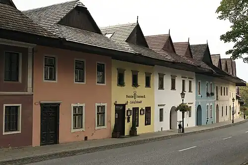 „Wollmdach“ der Zipser Sachsen und anderer „Zipser Häuser“, in slowakischen Bergregionen über die Zips hinaus traditionell.
