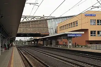 Empfangsgebäude, Blick von den unteren Bahnsteigen (2012)