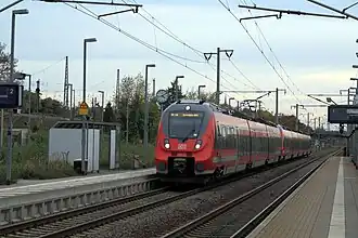 Die Gleise 1 und 2 mit durchfahrendem RE 50