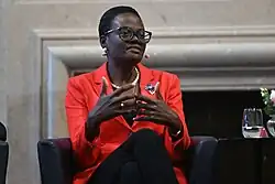 Frau mittleren Alters mit Kurzhaarfrisur und Brille