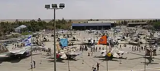 Das Museum 2008 am Unabhängigkeitstag, vorne: aktives Fluggerät