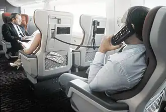 Zwei Sitzplätze wurden mit Monitor und Telefon ausgestattet