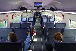 Großraum der zweiten Klasse mit Gepäckregalen