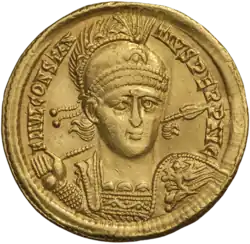 Goldmünze, die Constantius II. von vorne in Rüstung zeigt; auf dem Kopf trägt er einen Helm mit Federkamm, in der Hand ein Schild und einen Speer.