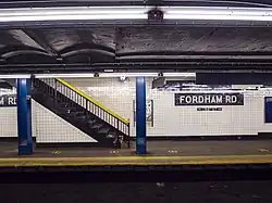 Typischer Express­bahnhof, blaue Farb­familie, IND Concourse Line