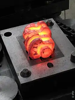 Kurbelwelle direkt nach dem gratlosen Präzisionsschmieden (Forschungsprojekt[3] am IPH).