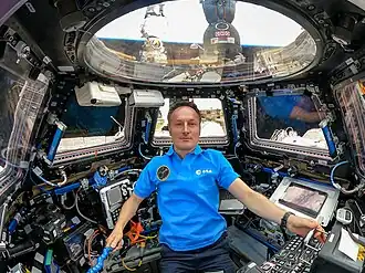Matthias Maurer in der Cupola, das Missionslogo ist links auf seiner Brust zu sehen.