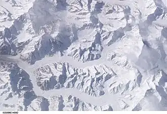 Blick aus dem All auf den Kondusgletscher (im unteren Bildbereich nach links strömend; darüber der Kaberigletscher)