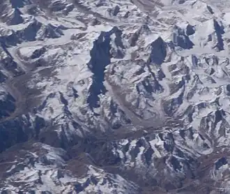 Mana Peaks (oberhalb der Bildmitte) und Kamet