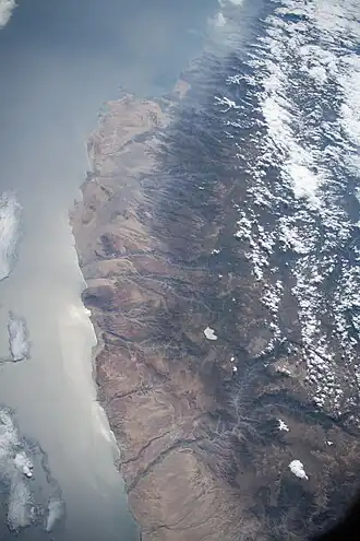 Blick vom Weltraum auf Peru; der kleine weiße Fleck unten nahe dem rechten Bildrand ist der Firura; links davon die Schneefelder von Coropuna und Solimana