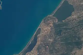 Aufnahme von der ISS mit Lago di Varano rechts oben und dem Lago di Lesina links unten