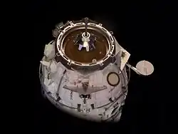 Pirs-Modul kurz vor dem Andocken an die ISS. Man sieht den aktiven Kopplungsstutzen des Hybrid-Systems, mit dem das Modul an der Station koppelt