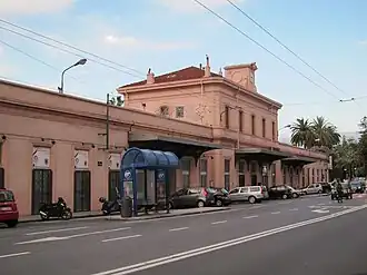 Das alte Empfangsgebäude des Bahnhofs Sanremo im Jahr 2011