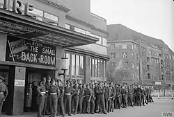 Britische Soldaten stehen vor dem Jerboa Cinema für eine Show von Anne Shelton an. 4. Mai 1949