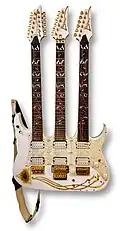 Eine Ibanez „triple neck guitar“ aus dem Besitz von Steve Vai