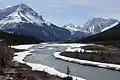 Tangle Ridge (links), Mt. Kitchener (rechts) und Sunwapta River vom Icefields Parkway aus