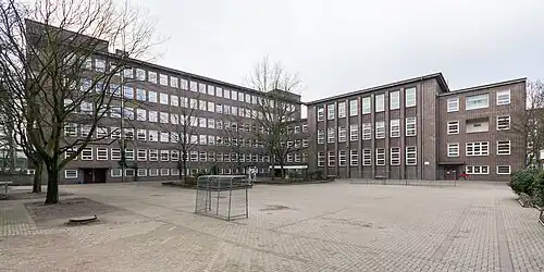 Beide Flügel vom Schulhof aus