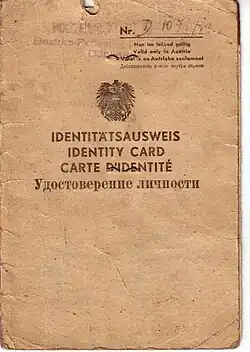 Umschlag eines Identitätsausweises, ausgestellt am 17. April 1948 mit den wichtigen zehn Stempeln, hier: „Bundes­polizei­direktion Wien / c 82“