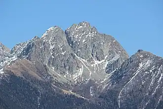 Westansicht des Ifingers: in der Mitte der Hauptgipfel, links die Scheibenspitz, rechts vorgelagert die Lauwand