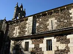 Südwand mit der Sakristei im Vordergrund