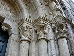 Säulenkapitelle des Eingangsportals