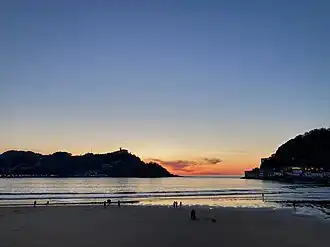 Monte Igueldo vom Strand La Concha aus gesehen