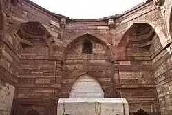 Iltutmishs Mausoleum, innere Wände mit kalligrafischen Mustern