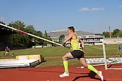 Illja Krawtschenko setzt mit erhobenem Stab zu einem Sprung an