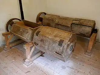 Raum Drei im Erdgeschoß, Polieren und Einwachsen der getrockneten Griffe in rotierenden Kammern