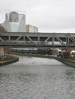 Links des Neuköllner Schifffahrtskanals das Gleis vom Güterbahnhof Treptow, rechts (mit Sonderzug) zur Dieselstraße, 2008