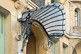 Überdachung am Gebäude Les Arums