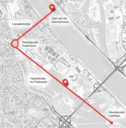 Karte der Wiener Innenstadt in Graustufen. Der Streckenverlauf ist rot eingezeichnet. Markante Punkte der Strecke sind markiert: Der Start auf der Reichsbrücke, die Lassallestraße, der Wendepunkt am Praterstern, die Hauptstraße im Praterpark, der Wendepunkt am Lusthaus sowie das Ziel auf der Mitte der Hauptstraße.