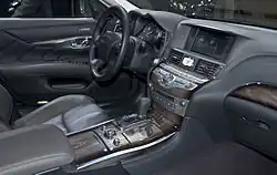 Innenraum eines Infiniti M35h (Europa)
